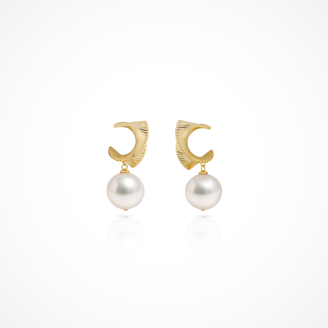 Luminous 10-11mm Round Pearl Earring in 925 Silver