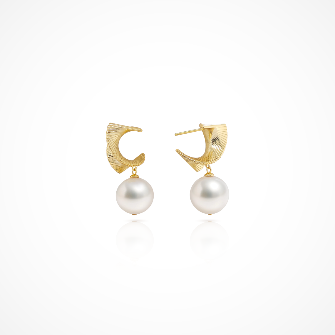 Luminous 10-11mm Round Pearl Earring in 925 Silver