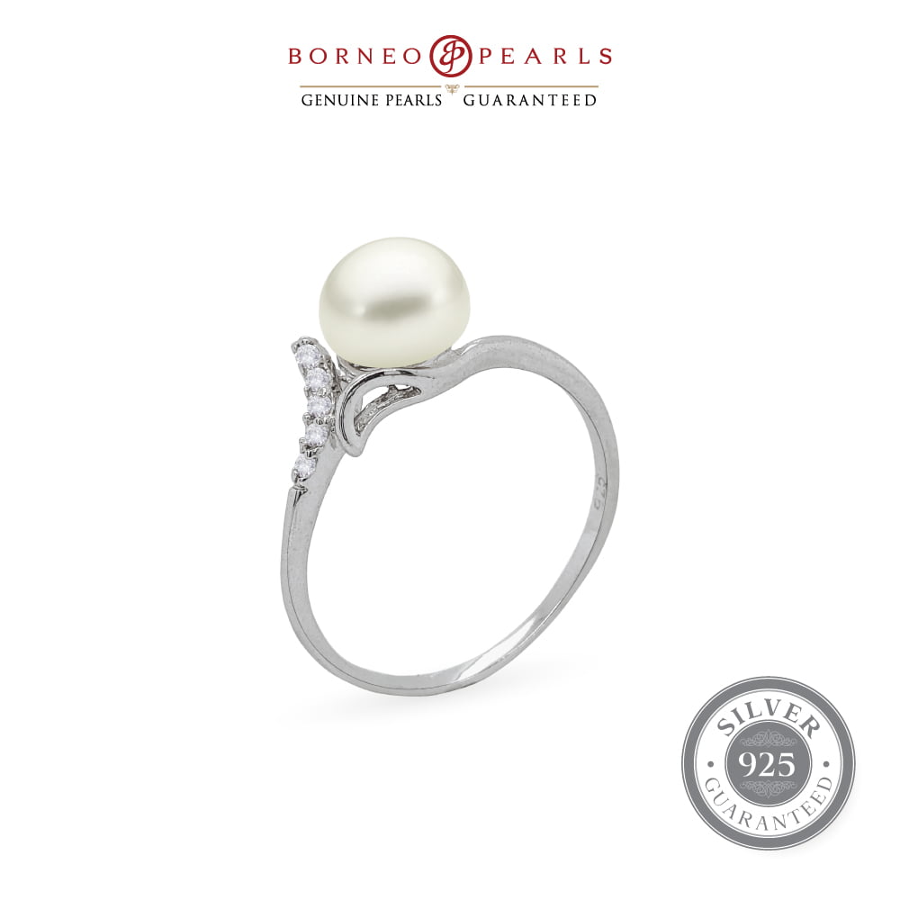 Simple & Delicate Pearl Rings on a 925 Silver